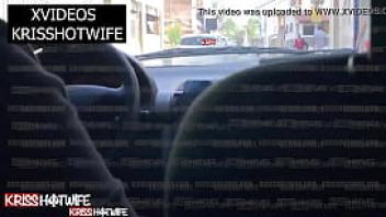 Kriss hotwife provocando o motorista de uber e mostra por videochamada com corno o uber pegando nos seus peitoes