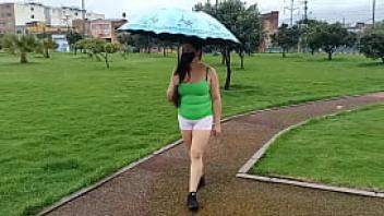 Hotwife puta latina colombiana con cameltoe gigante haciendo ejercicio en short sin ropa interior en el parque bhabhi hotwife colombian latina slut with giant cameltoe exercising in shorts without underwear in the park parte 2 full on xred