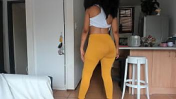 Ebony booty squeezing dance in tights