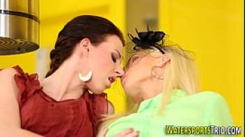 Pissing lesbians lick