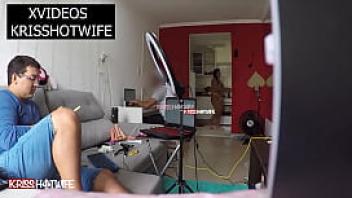 Kriss hotwife casada safada andando semi nua na frente do t eacute cnico de computador