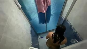 Video real mi madrastra duchandose camara