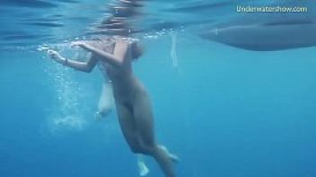 2 hot girls naked in the sea swimming