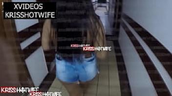 Kriss hotwife safada se exibindo e mostrando os peitos no elevador do hotel