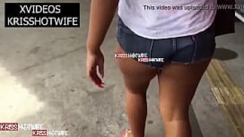 Kriss hotwife andando na rua toda gostosa de shortinho com a polpa da bunda mostrando