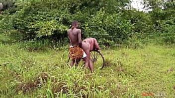 Okonkwo gave the village slay queen a lift with his bicycle fucked her outdoor