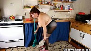 Mom loves cleaning the kitchen naked
