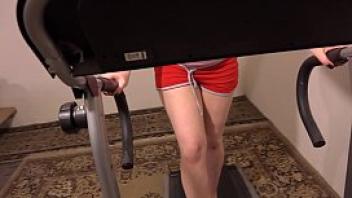 With an anal stopper on the treadmill i combine fitness and orgasm and train juicy ass