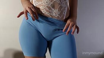 Novinha pacotuda de leggings azul e peitinho durinho se exibindo