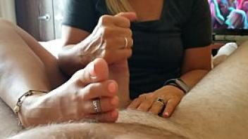 Amateur wife shows off beach tan on her pretty little feet