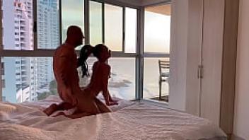 Couple amateur exhibe leur baise torride aux fen ecirc tres de leur chambre d rsquo h ocirc tel en colombie