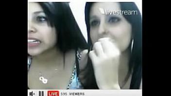 Amigas de shortinho e sutia na twitcam