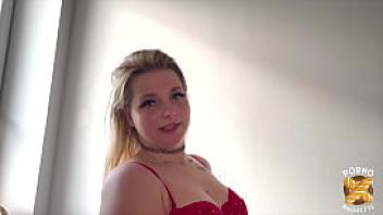 Matylde plantureuse blonde de 20 ans assoiffee de sexe