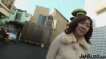 Japanese milf receiving the cum in her pussy