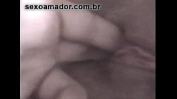 Viacutedeo amador em closeup mostra homem fodendo buceta com os dedos