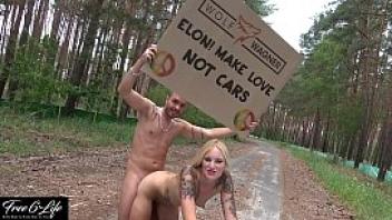 Nacktprotest vor tesla gigafactory berlin pornodreh gegen elon musk