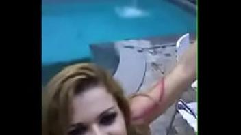 Menina bebada na piscina