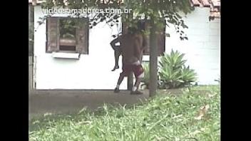 Vizinho flagra casal de jovens fodendo no jardim e grava v iacute deo para internautas