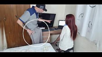 Dona de casa recebe tecnico para consertar seu computador