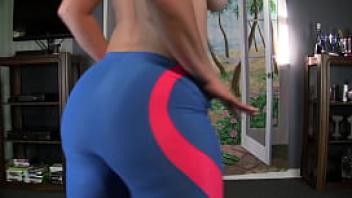 Big booty pawg twerking and shaking topless