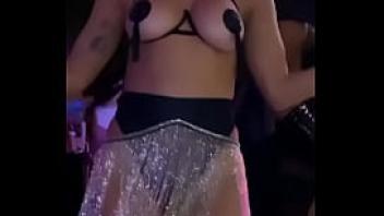 Anitta balanccedilando os peitos gostosos