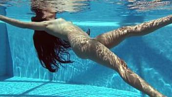 Andreina de luxe underwater latina