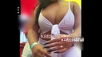 Kriss hotwife bem exibindo no barzinho com roupa transparente