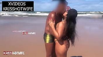 Kriss hotwife aos beijos e amassos na praia com realizador baiano