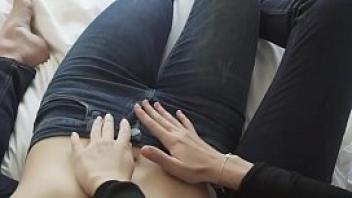 Elena sul letto in jeans la mia amica giada mi tocca e accarezza con delicatezza mi masturba e io godo tanto