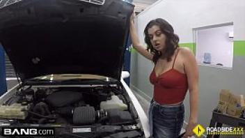 Roadside stranded girl has sex with the car mechanic
