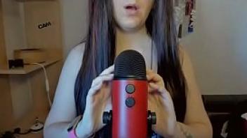 Dammi il tuo cazzo dentro alla bocca giochi e suoni di saliva e bocca in asmr con blue yeti