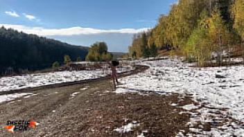 Razy girl takes off her clothes in cold and warms up with sex in the autumn forest