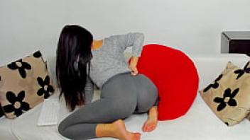 Big ass girl squirting in tight yoga pants http zareen live