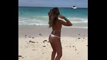 Jovencita 18 con tremendo culo en bikini en la playa