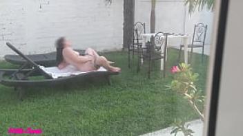 Grabe a mi cu ntilde ada tomando el sol desnuda y masturbandose en el jardin