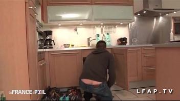 Jolie cougar francaise sodomisee par un jeune technicien dans la cuisine